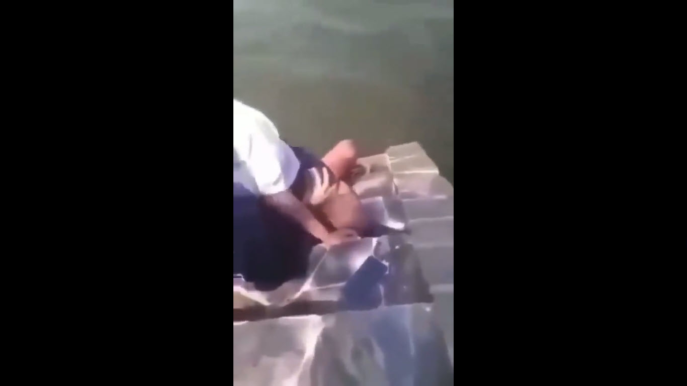 ตอนแรกก็ชวนมาให้อาหารปลาแต่ทำไมจับเราเย็ดหีแบบนี้ละเราเสียวนะรู้มั้ยคลิปหลุด