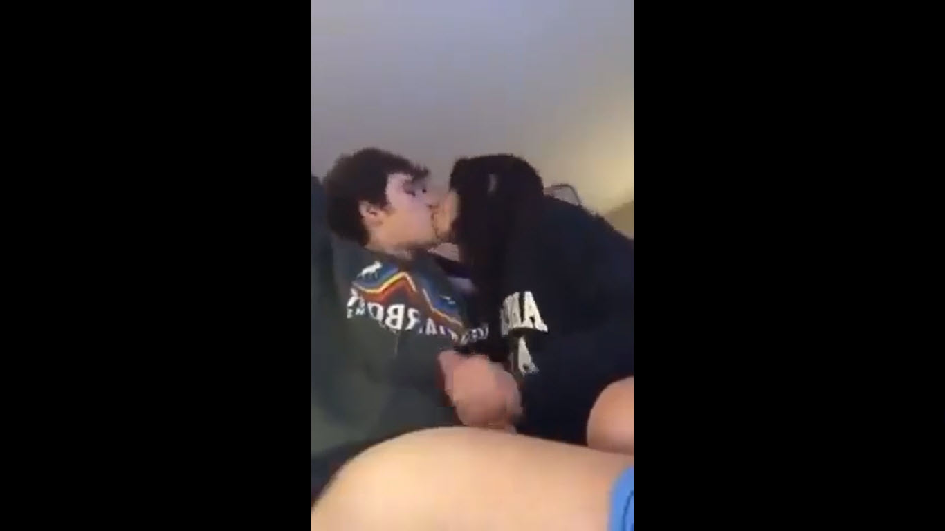 นั่งดูหนังอยู่ดีๆเทอจับชักว่าวเสียวจนควยแข็งจับขึ้นขย่มให้ซะเลยให้น้ำแตกคารูหี